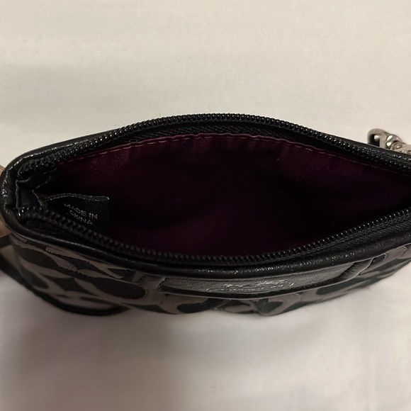COACH>> Wristlet - Picture 7 of 11